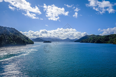 新西兰天空海滩农村蓝色海岸线支撑丘陵海岸渡船山脉图片