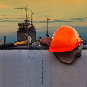 施工现场的施工头盔和施工工具工人工作安全帽建筑住房建筑学项目安全帽子黄色图片