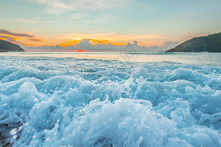 日落时波浪地平线假期岩石冲浪旅行海岸海洋海浪海景天空图片