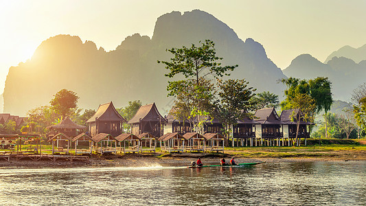 老挝Vang Vieng的Nam Song河沿线村庄和平房日落热带气球冒险旅行假期村庄万象场景岩石图片