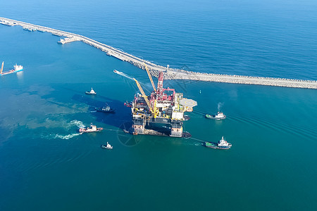 港口的钻井平台 石油平台的拖车工程汽油船厂管道拖船植物钻孔海洋商业燃料图片