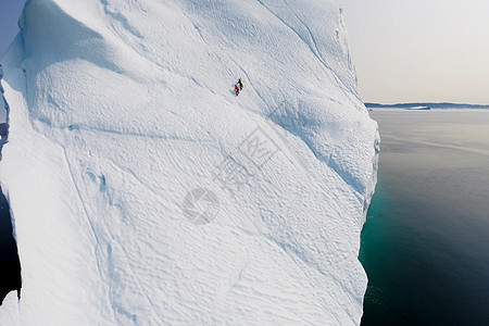 登山者爬上冰川图片