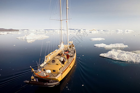 南极洲冰山之间有轮船航行图片