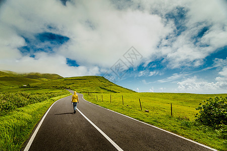 妇女走在美丽的道路上图片