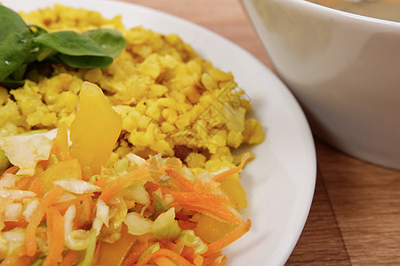 桌子上配有菜菜花和蔬菜沙拉午餐食物烹饪美食饮食面条乡村菜花牛肉柠檬图片