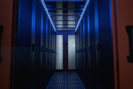 走廊是中心日期 墙壁在柜子里有服务器插头基础设施数据中心他性团体技术互联网电脑界面房间图片