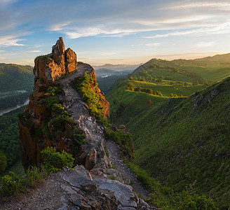 山上的美丽黎明农村天空草地植物松树旅游旅行阳光日落天堂图片