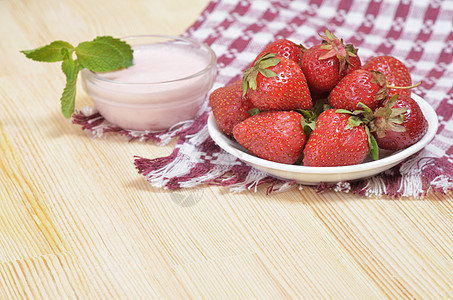 白板上选中的红色草莓图片