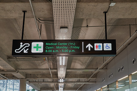 医疗中心和厕所信息板在国际机场终端牌上签字 (单位 美元)图片