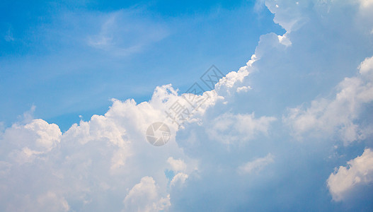 白云的蓝天空被覆盖背景图片