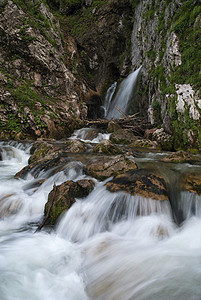 阿波特瑙附近达赫瑟瀑布岩石瀑布土地溪流岩溶帝国山脉高山图片