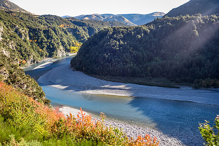 新西兰的山区峡谷和河流地貌情况旅行森林假期橙子蓝色天线地标风景旅游公园背景图片