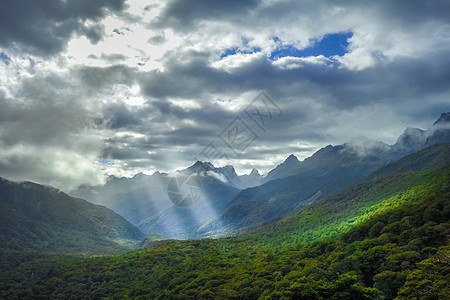 菲奥德兰国家公园风暴风雨地貌 新西兰太阳光风景太阳旅行荒野岩石阳光射线旅游地标图片