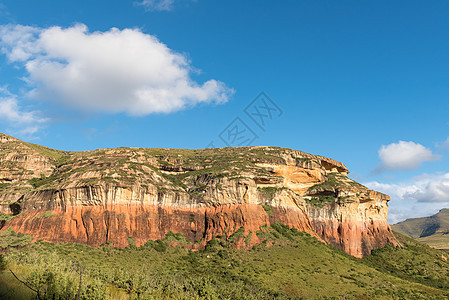 自由州省金门的蘑菇摇滚市蓝色悬崖天空绿色农村爬坡乡村风景砂岩旅游图片