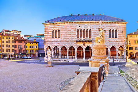 Udine地标视图中的广场小路胡同旅游正方形岩石纪念碑人行道风景历史性石头图片