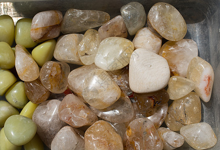 作为矿物岩石的巨石 土崩石石化石宝石石头绿色结晶黄色宝石学茶晶玉髓珠宝晶洞白铁矿图片