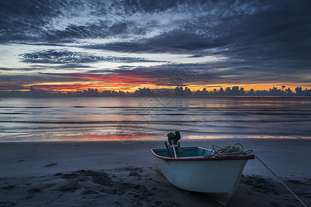 美丽的热带黎明 海滩上有船工作天空海浪地平线全景旅游太阳日落海岸线反射图片