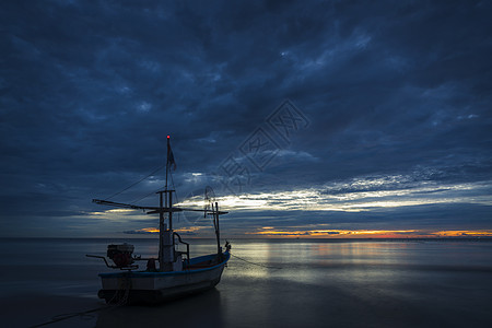 鱼船在黎明休息工作甲板太阳地平线旅行游客全景蓝色渔业海浪渔船图片