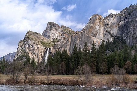 Yosemite 山谷视图公园全景圆顶新娘面纱反射隧道天空森林松树图片