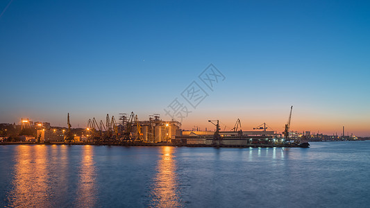 日落时港海港商业城市货运建筑学出口旅行船运全景起重机码头图片