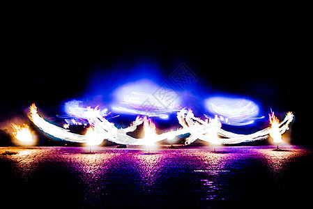 火光闪耀的烈火碎片戏法展示橙子舞蹈家男人运动火炬漩涡舞蹈活力图片