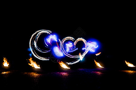 火光闪耀的烈火碎片舞蹈活力燃烧男人圆圈特技运动节日漩涡戏法背景图片
