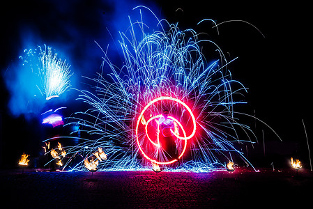火光闪耀的烈火碎片文化演员圆圈舞蹈运动漩涡活力燃烧戏法节日背景图片
