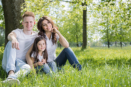 公园中幸福家庭肖像农村父母草地孩子母亲女儿女士父亲女性男人图片