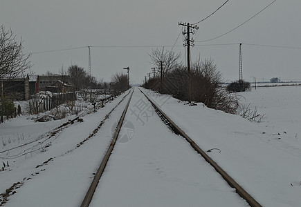 冬季铁道上下了很多积雪图片