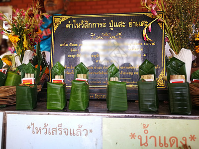 香香和蜡烛供佛像祈祷神花园仪式植物群烛台店铺乡村花束文化宗教庆典图片