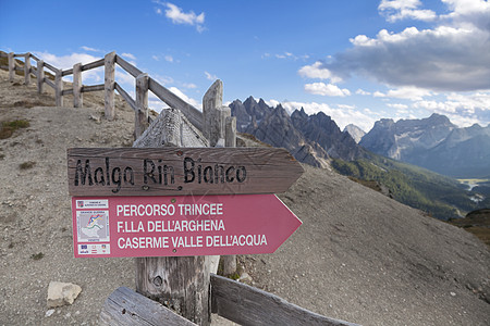 Dolomites 的唱柱路线冒险适应症邮政山脉指针小路远足蓝色指标图片