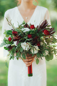 红花和绿绿色的鲜红色花束花朵仪式婚礼婚姻裙子女士乡村女孩女性玫瑰图片
