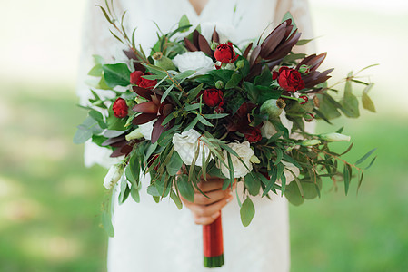 红花和绿绿色的鲜红色花束乡村裙子女士新娘婚礼仪式女孩花朵玫瑰婚姻图片