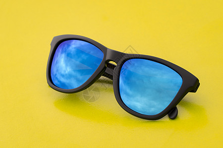 现代时尚太阳镜的图片 黄色背景 格拉黑色光学眼镜太阳配饰紫外线反射塑料镜片魅力图片
