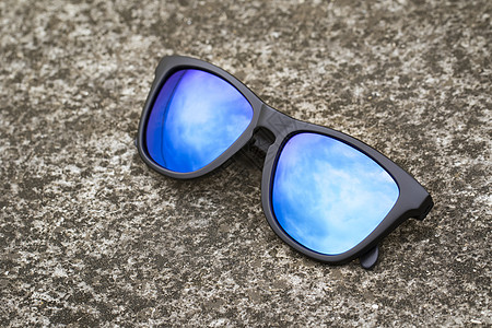 现代时尚太阳镜的图像 在地板上 眼镜黑色眼睛镜片塑料光学地面海滩反射配饰蓝色图片