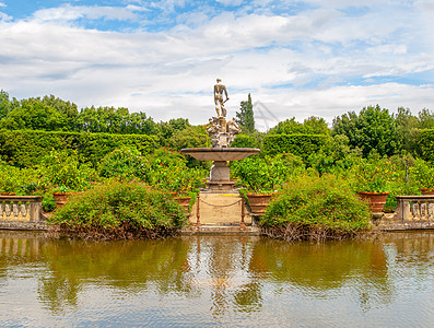 意大利佛罗伦萨Boboli花园内有公园池塘的不喷泉洋天空雕塑历史性花园旅游雕像栏杆地标栅栏游客图片