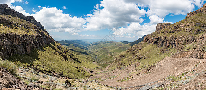 桑尼山口的发弯棕色旅游白色蓝色地区地质学绿色荒野农村阳光图片