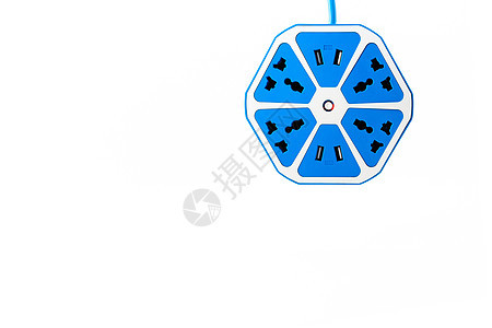 使用 USB 套接字端口的蓝色六边形电源插头挂在图片