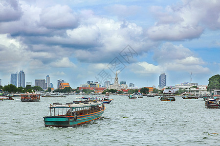 位于泰国曼谷 云天多云的Chao Phraya河上的船多云建筑反射旅游风景商业日落旅行蓝色市中心图片