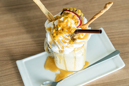 激情果水果冰淇淋面包热情果汁桌子玻璃浆果牛奶奶油甜点覆盆子图片