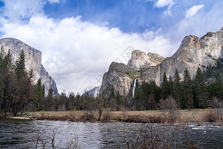 Yosemite 山谷视图森林瀑布隧道顶峰圆顶新娘岩石松树旅游地标图片