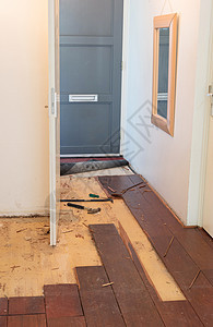 拆碎一个坚固的木制地板锤子房子装修维修撬棍螺丝刀工作木地板建筑压板图片