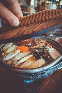 传统日式日本苏kiyaki餐用餐蔬菜美食桌子餐厅火锅牛肉豆腐盘子食物图片