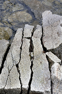 沿着花岗岩巨石的岩石上裂开图片