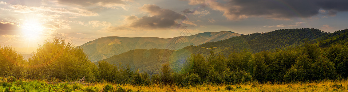 日落时喀尔巴阡山脉全景图片