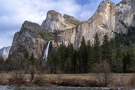 Yosemite 山谷视图岩石全景旅行船长隧道瀑布森林面纱圆顶天空图片