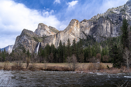 Yosemite 山谷视图全景圆顶森林公园旅行游客天空顶峰太阳隧道图片