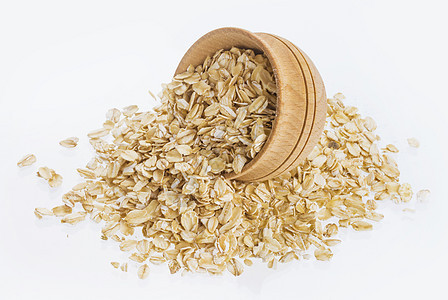 在白色背景上隔离的木碗中的Oat薄片燕麦饮食粮食谷物木头种子早餐稀饭图片