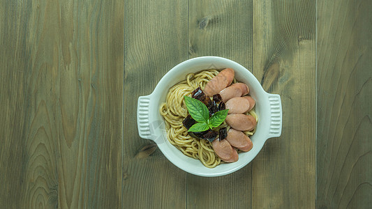 带香肠和干辣椒的意大利面条食物美食香料香菜猪肉午餐叶子油炸火腿蔬菜图片