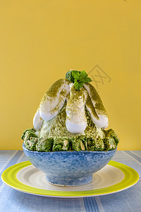 韩国刮开的冰甜点刮胡子绿色美食牛奶冰淇淋食物奶油白色糖浆图片